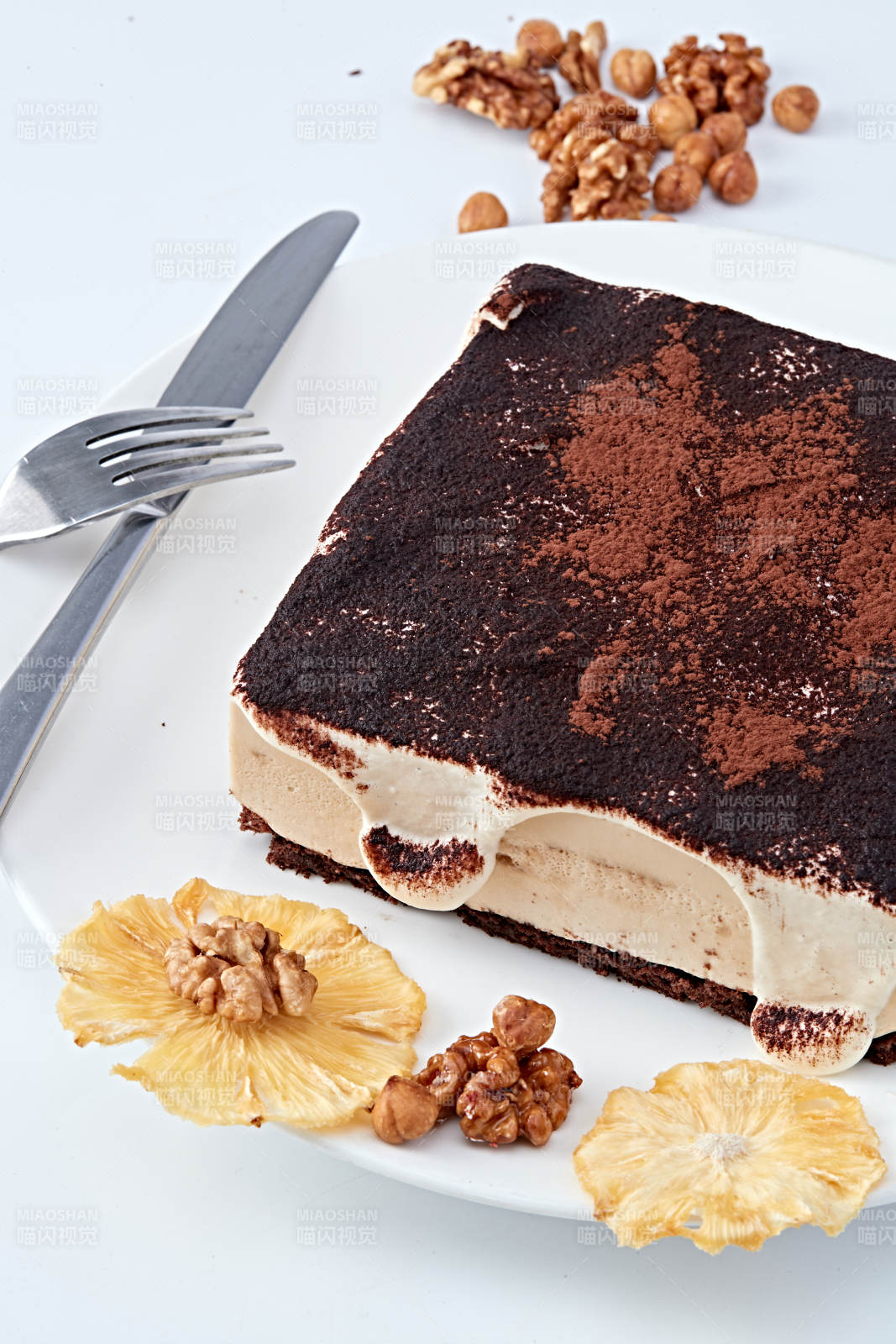 可可粉撒粉鲜奶酪黑森林蛋糕