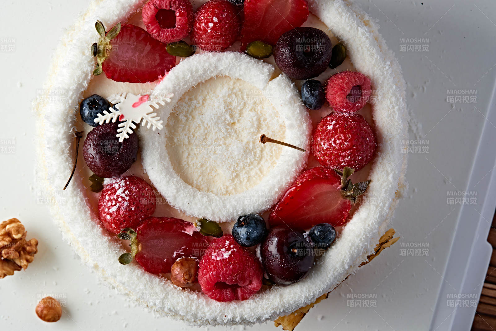 鲜水果椰蓉雪花生日蛋糕-摄影图