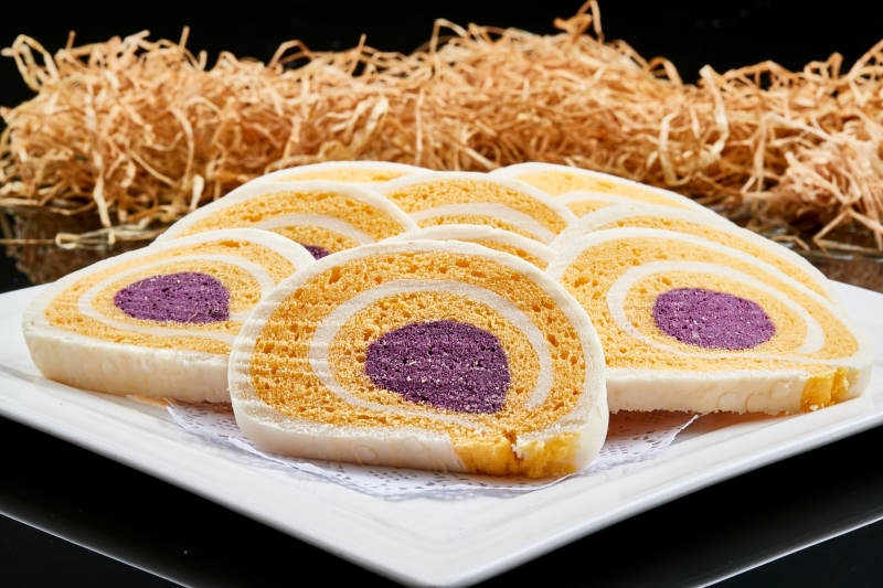 白色瓷盘装的三味三色馍片