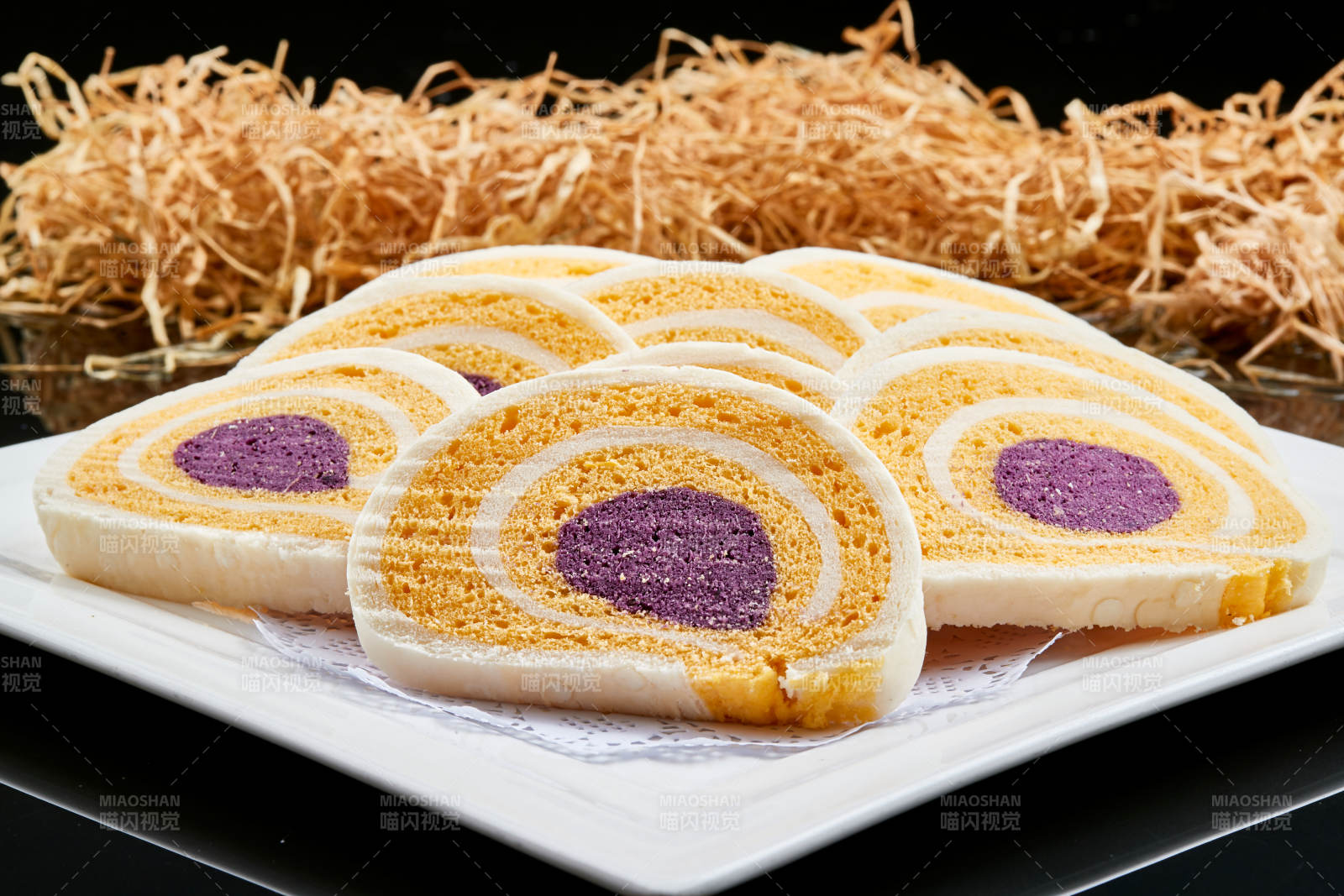 白色瓷盘装的三味三色馍片