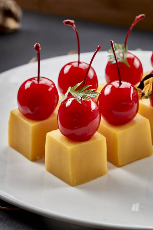 制作精美的涼菜南瓜慕斯配櫻桃