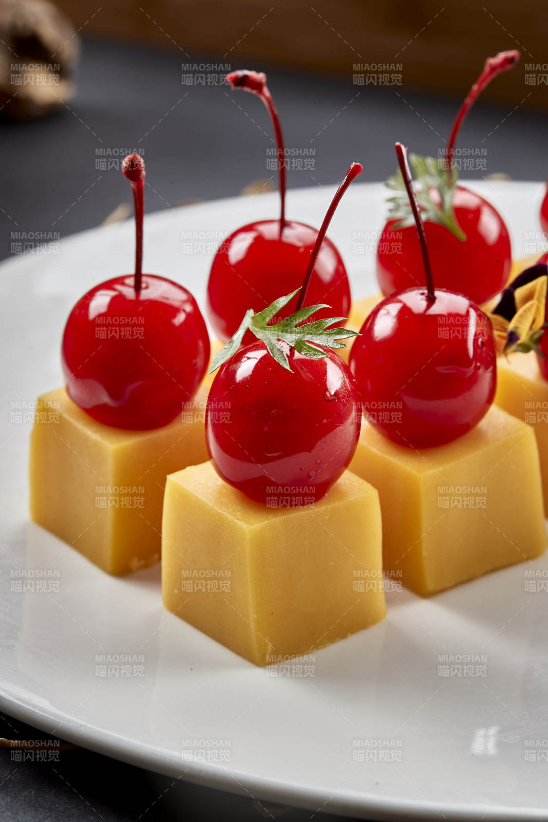 制作精美的涼菜南瓜慕斯配櫻桃