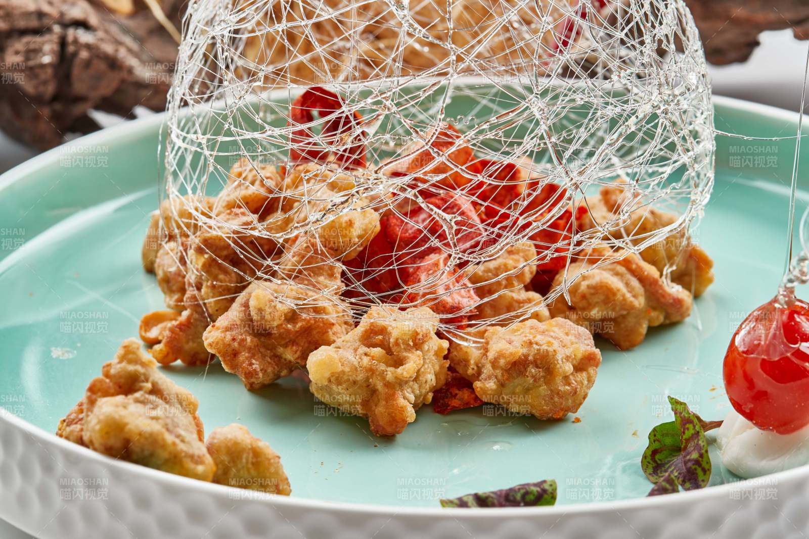 青釉瓷盤裝的脆椒咸鮮炸雞塊