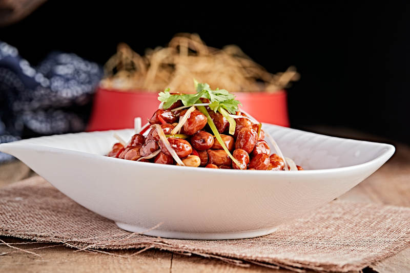 白色瓷盤裝的老醋花生米