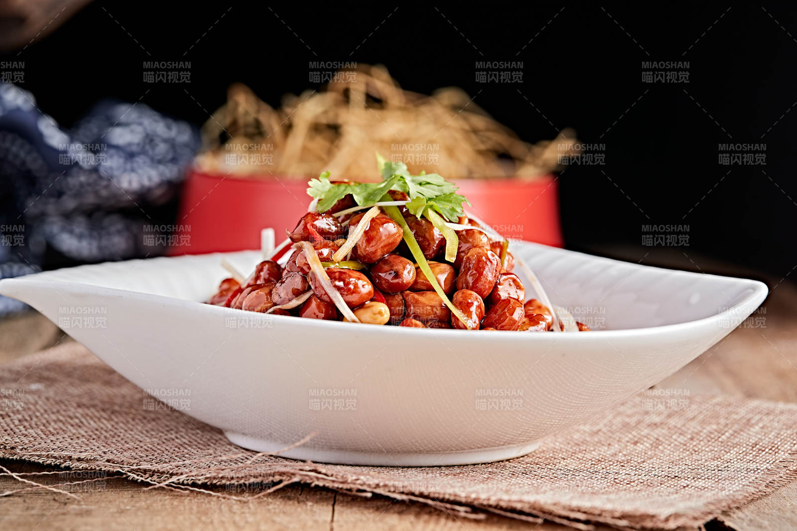 白色瓷盤裝的老醋花生米