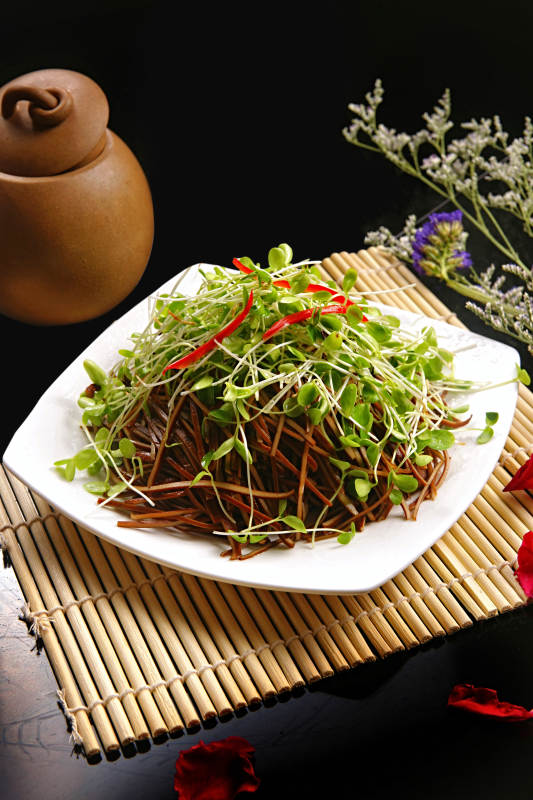 香椿苗拌熏豆腐干丝