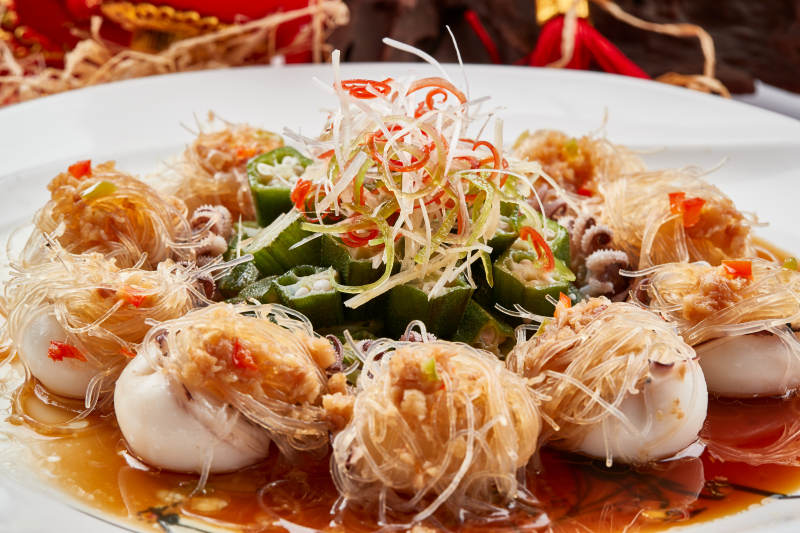 白色瓷盘装的的蒜蓉粉丝蒸籽乌