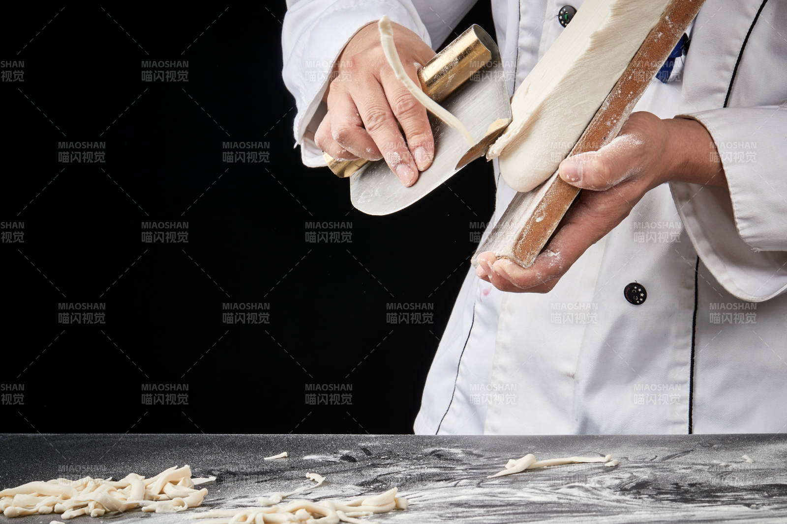 技藝精湛的山西刀削面師在展示刀削面制作