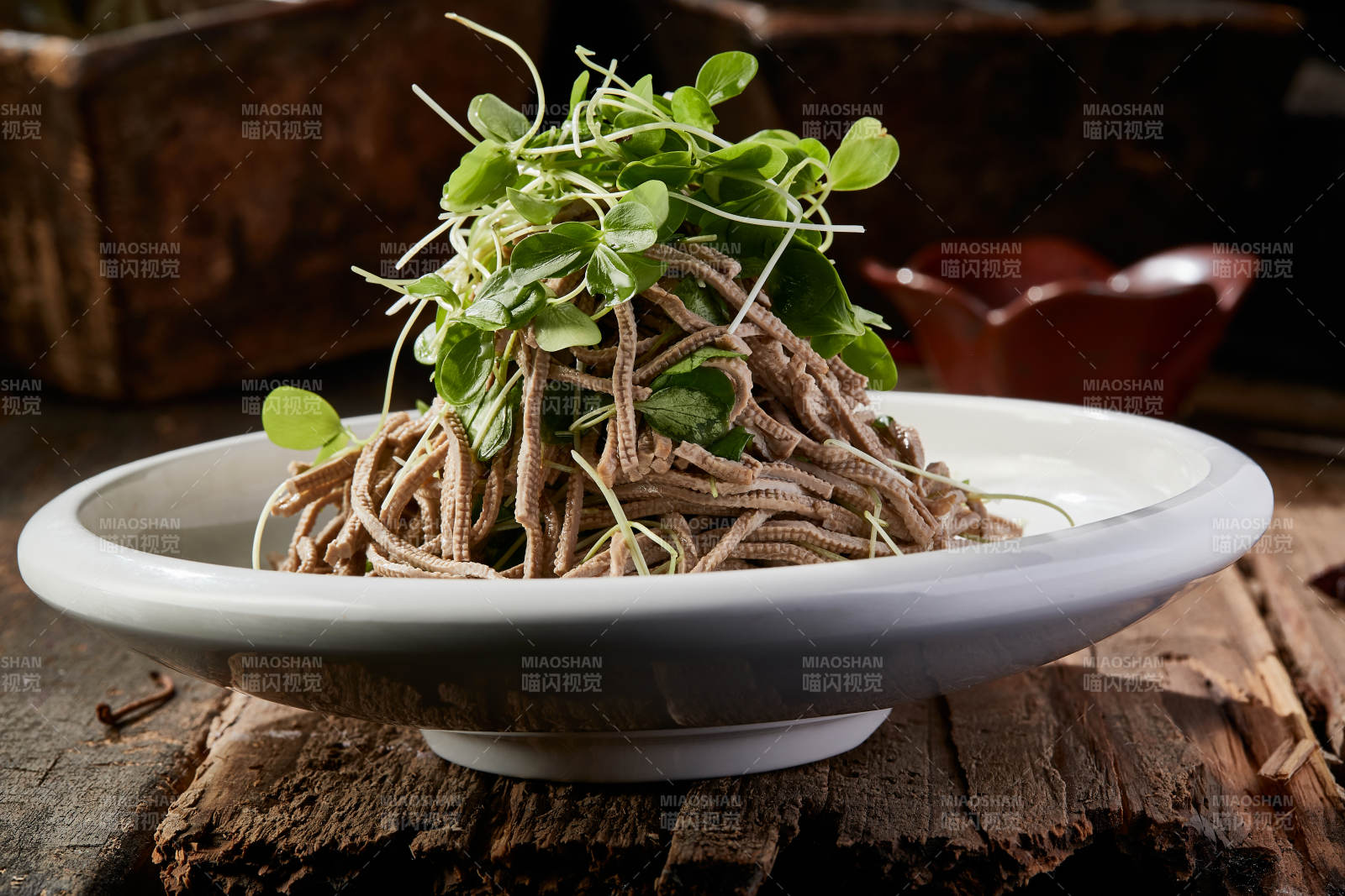 香椿苗凉拌烟熏黑豆腐丝