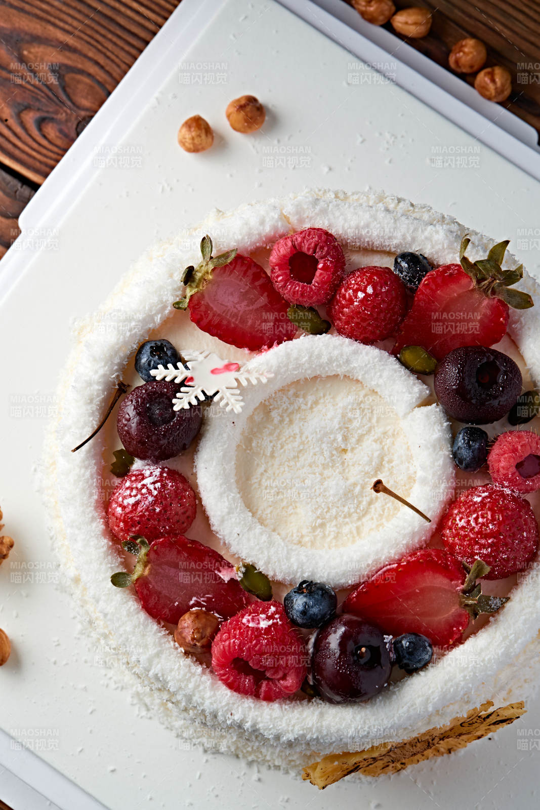 鲜水果椰蓉雪花生日蛋糕-摄影图