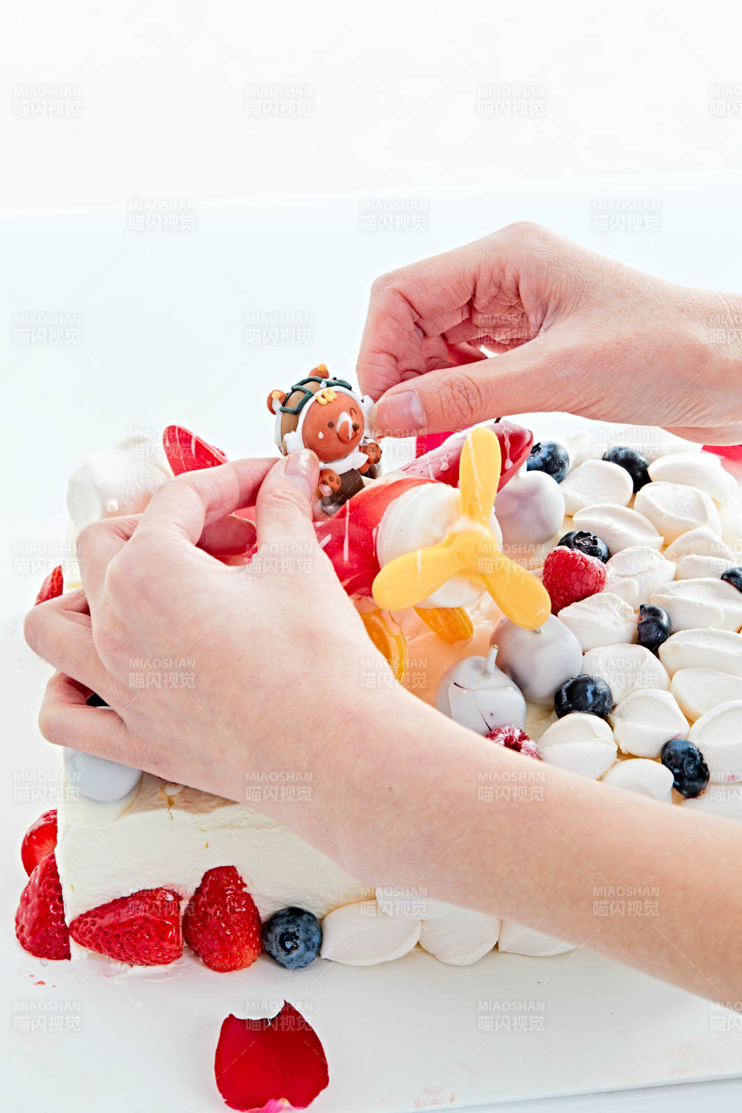 守护者乳脂鲜奶油儿童生日蛋糕