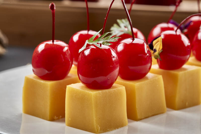 制作精美的涼菜南瓜慕斯配櫻桃