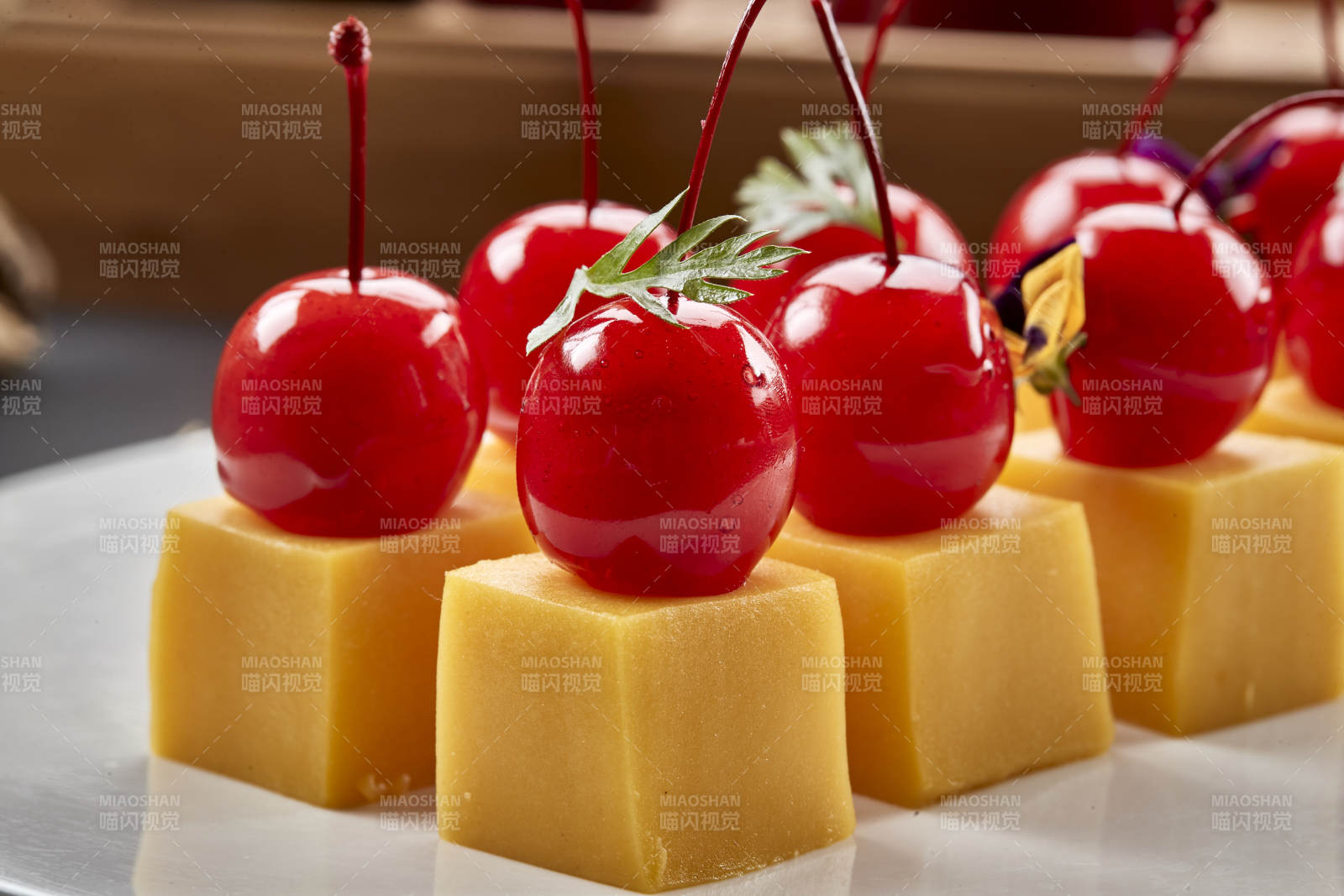 制作精美的涼菜南瓜慕斯配櫻桃