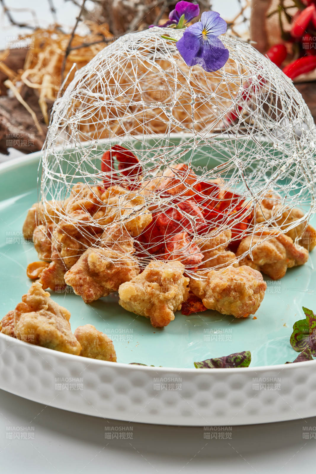 青釉瓷盤裝的脆椒咸鮮炸雞塊