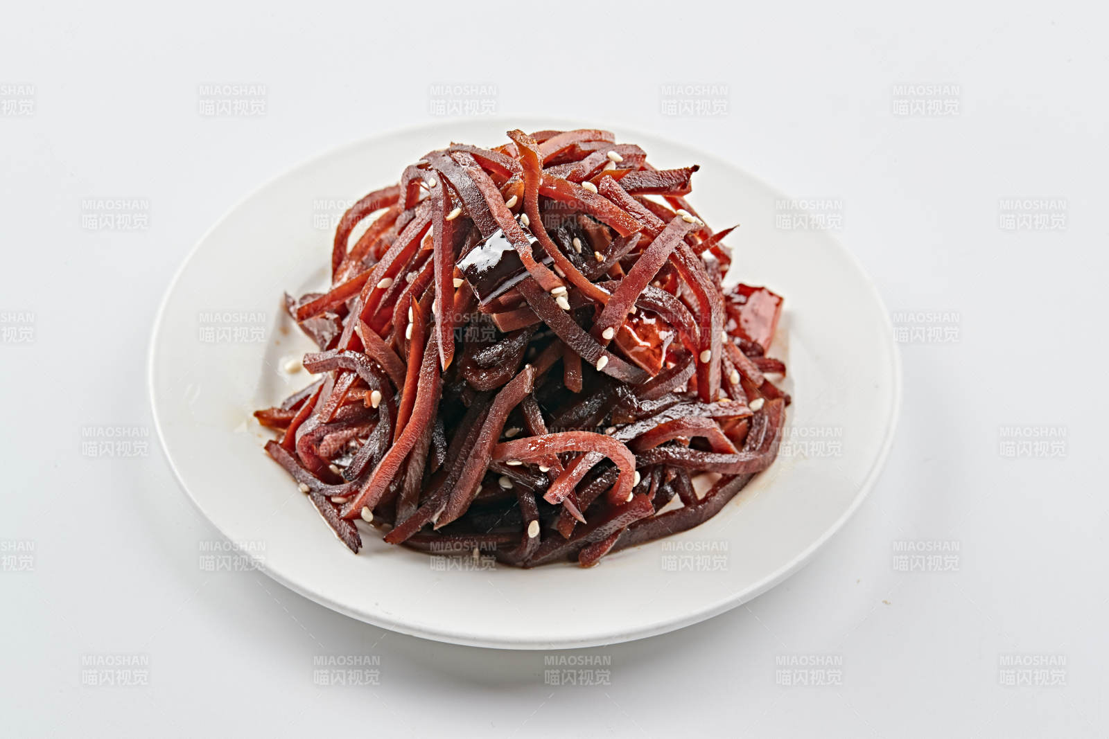 白色瓷盤裝的老北京醬咸菜絲