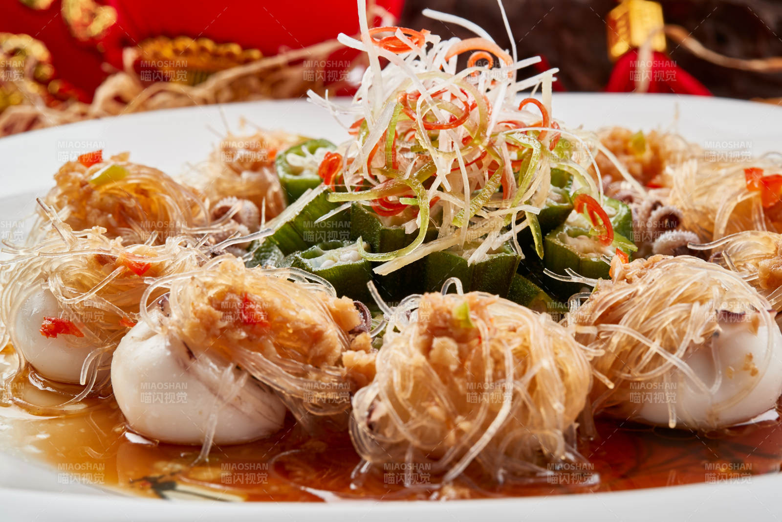 白色瓷盘装的的蒜蓉粉丝蒸籽乌