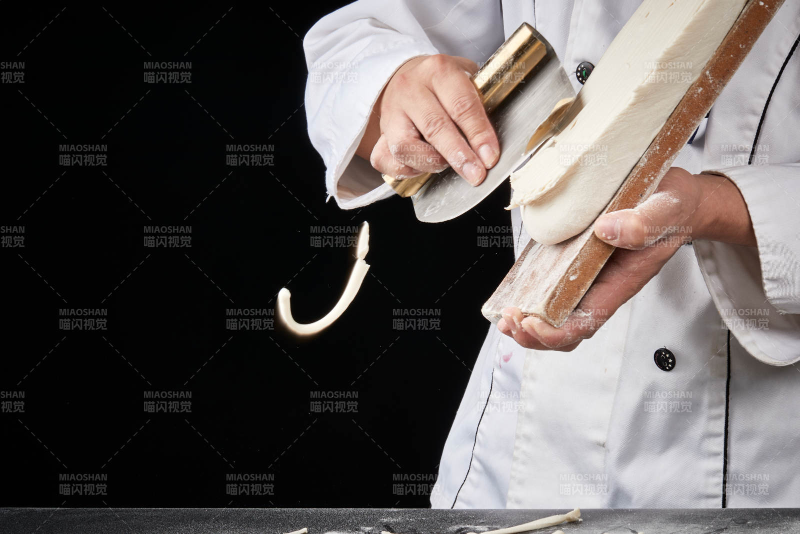 技藝精湛的山西刀削面師在展示刀削面制作