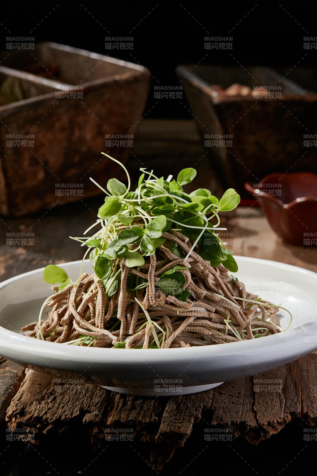 香椿苗凉拌烟熏黑豆腐丝