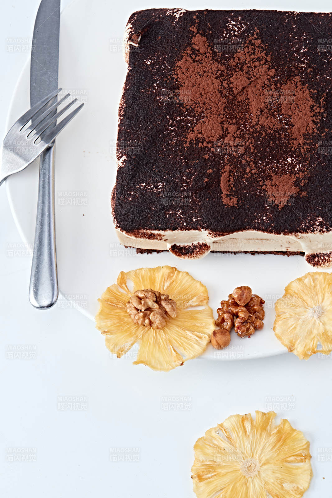 可可粉撒粉鲜奶酪黑森林蛋糕