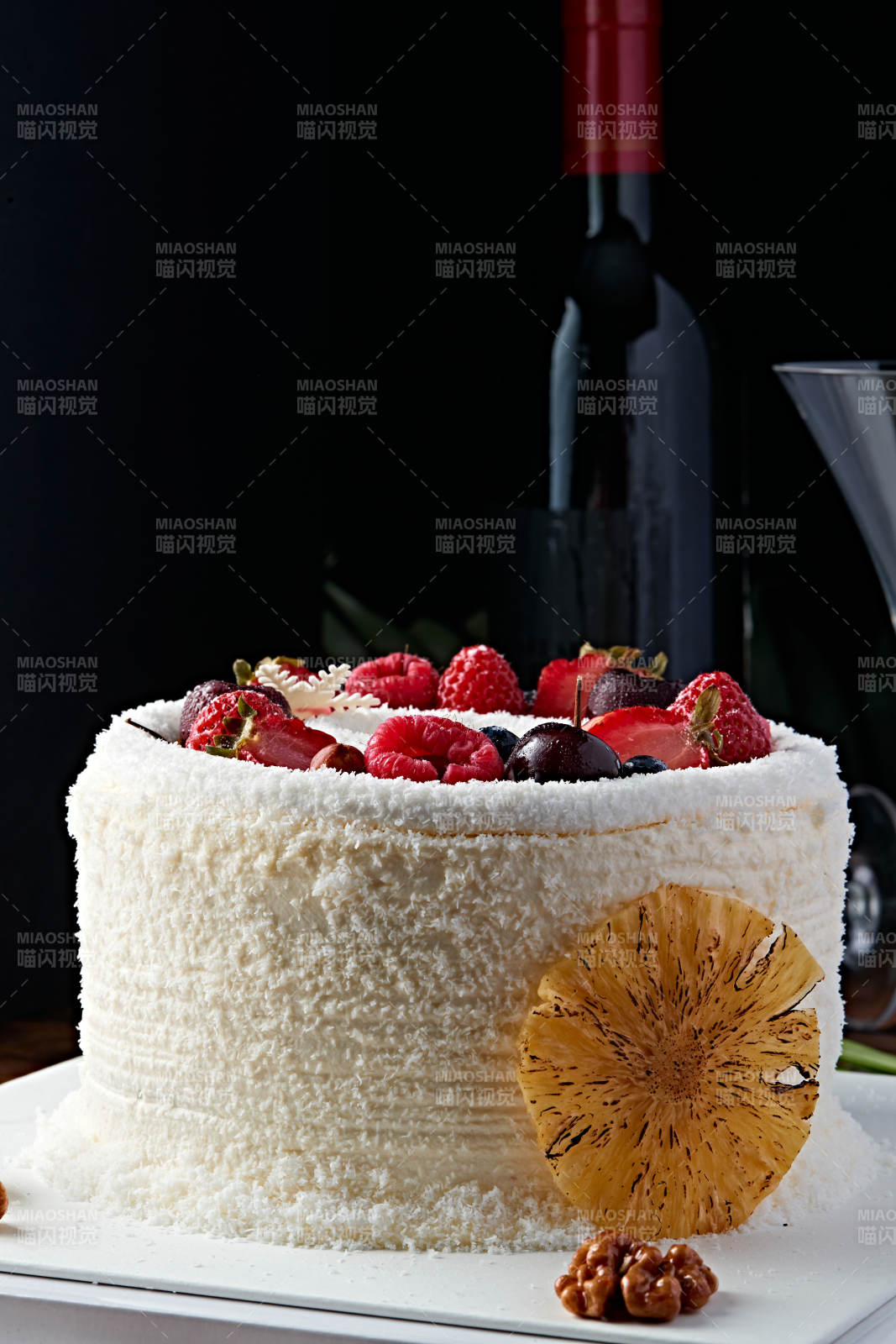 鲜水果椰蓉雪花生日蛋糕-摄影图