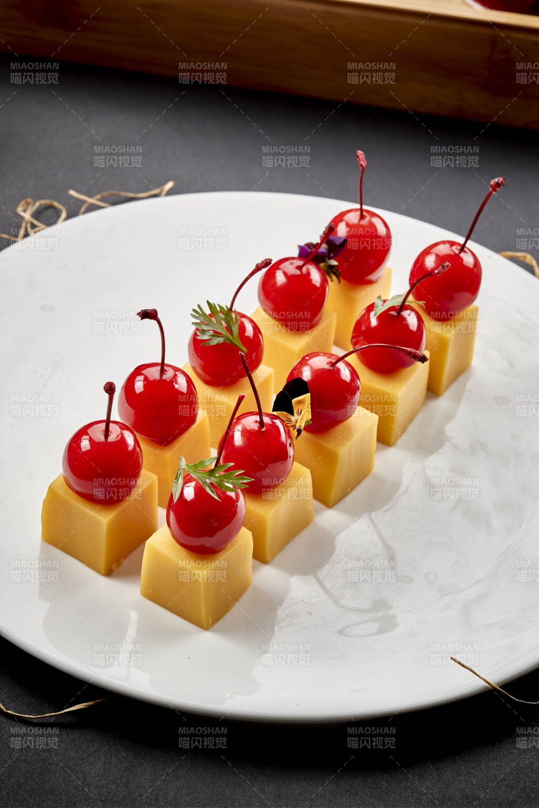 制作精美的涼菜南瓜慕斯配櫻桃