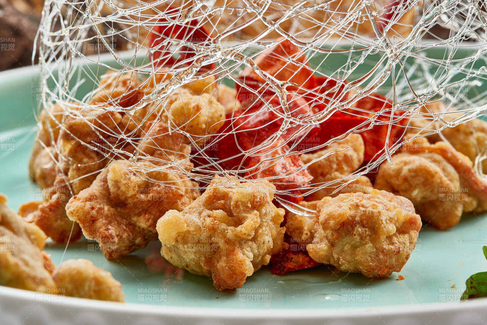 青釉瓷盤裝的脆椒咸鮮炸雞塊