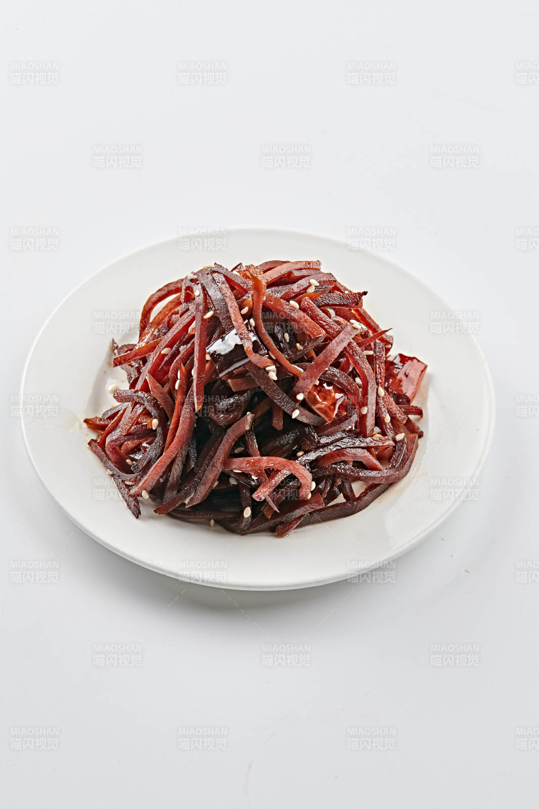 白色瓷盤裝的老北京醬咸菜絲