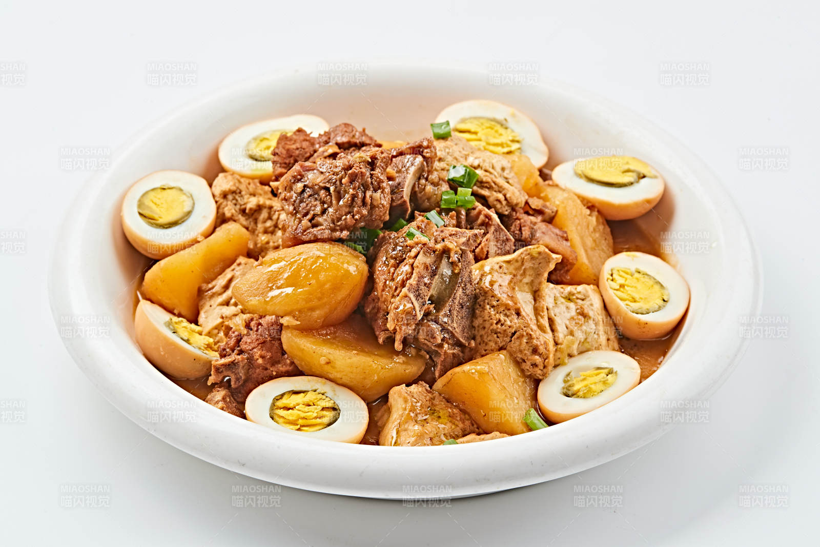 白色瓷盘装的农家土豆烧猪脊骨