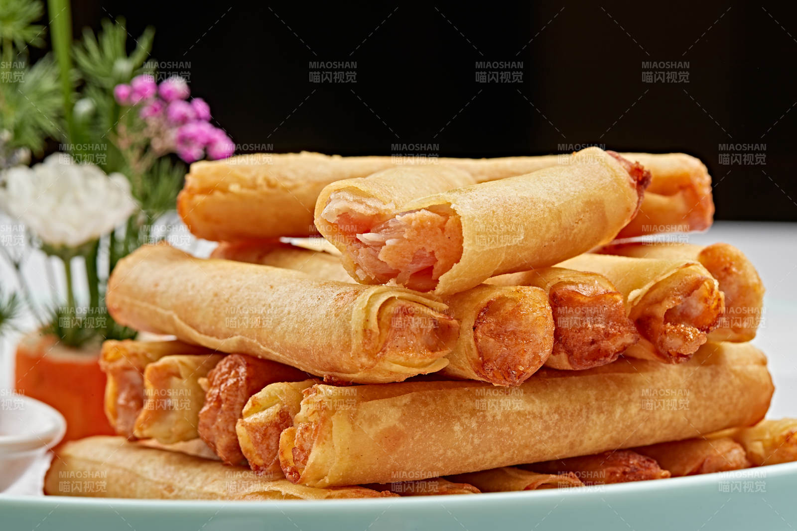 精美瓷盘装的油炸里脊肉春卷