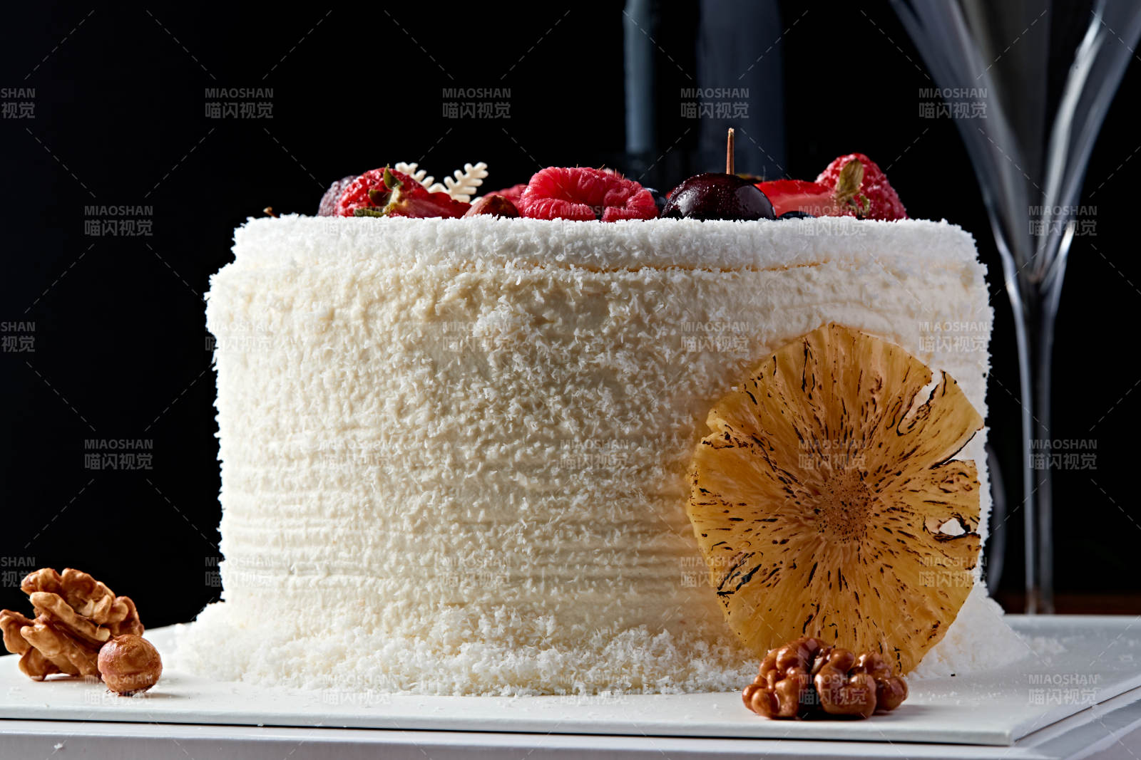 鲜水果椰蓉雪花生日蛋糕-摄影图