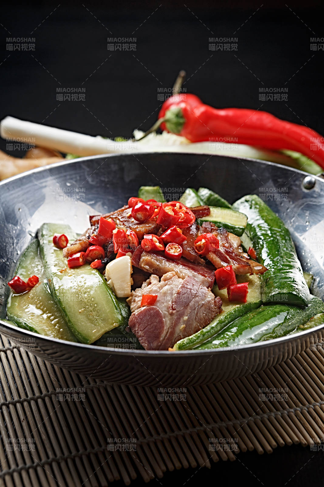 锅仔米椒香辣黄瓜烟熏肉图片