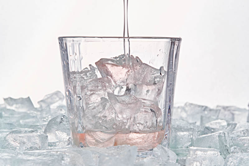 布满冰块的酒杯中的清凉桃子味预调酒