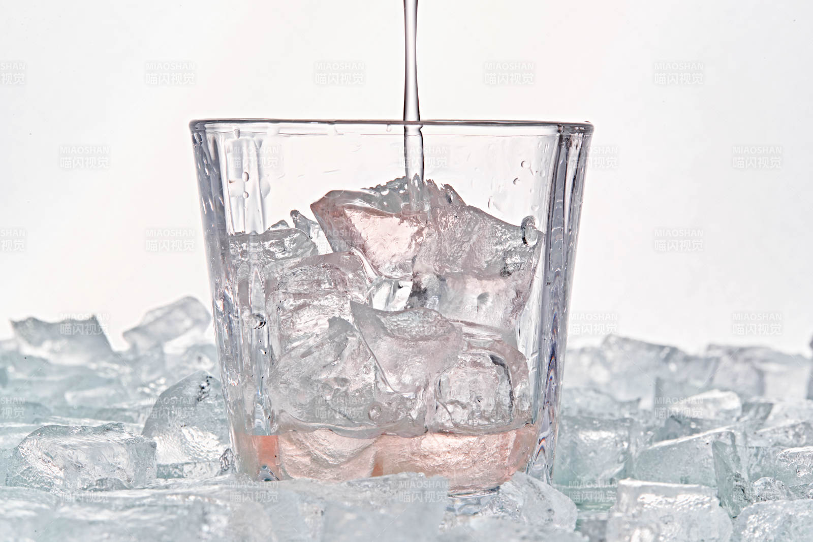布满冰块的酒杯中的清凉桃子味预调酒