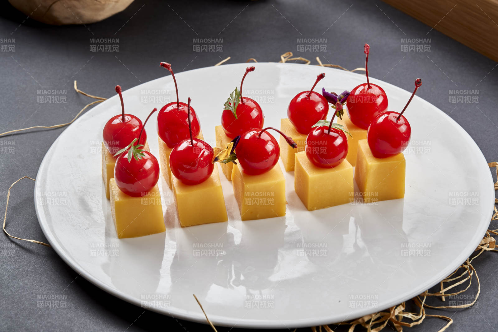 制作精美的涼菜南瓜慕斯配櫻桃