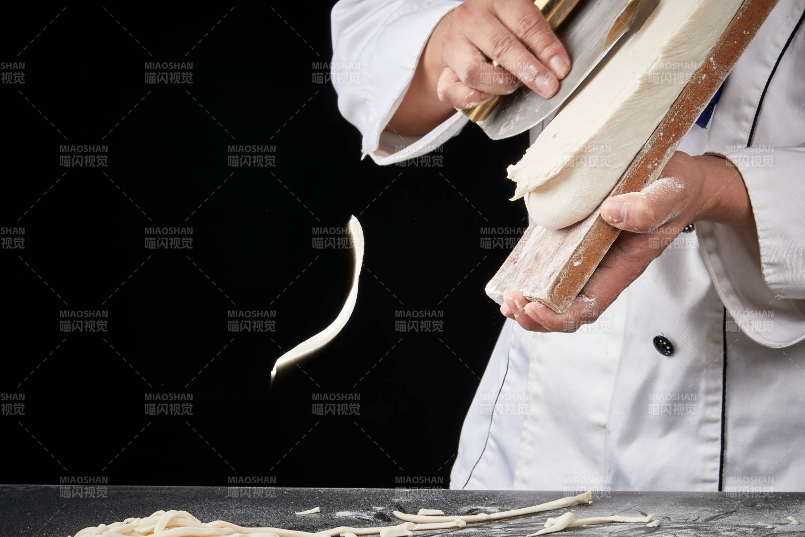 技藝精湛的山西刀削面師在展示刀削面制作