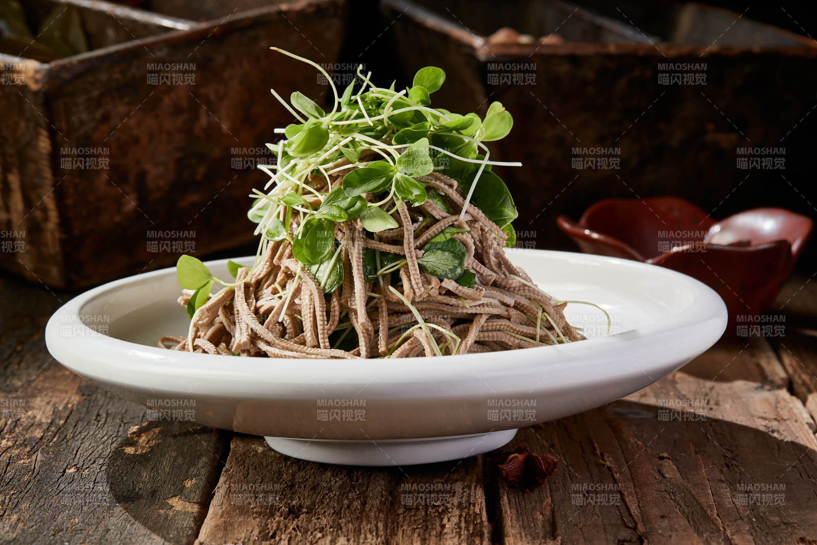 香椿苗凉拌烟熏黑豆腐丝