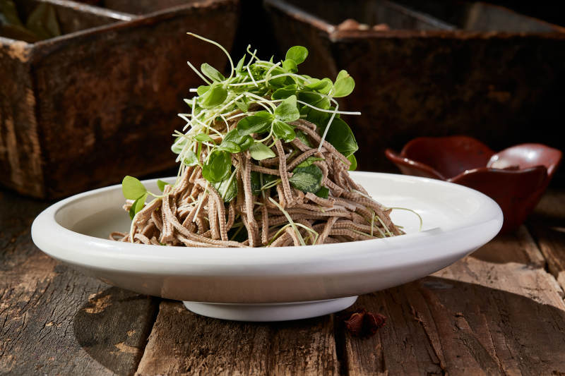 香椿苗凉拌烟熏黑豆腐丝