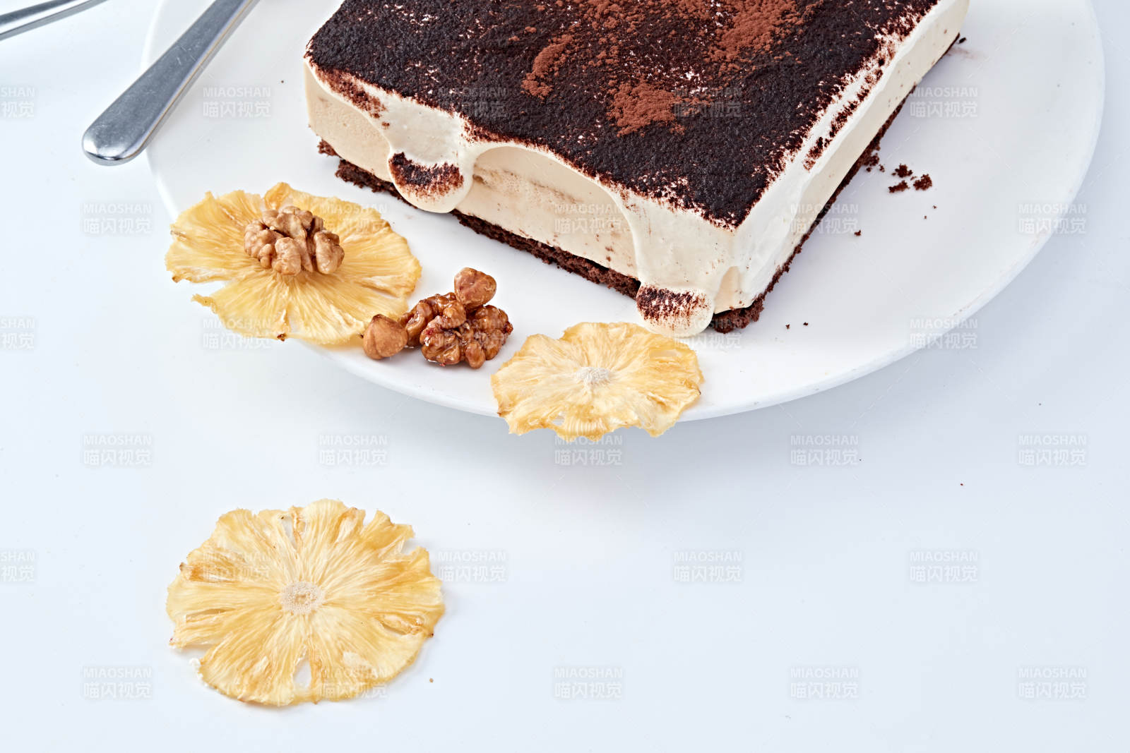 可可粉撒粉鲜奶酪黑森林蛋糕