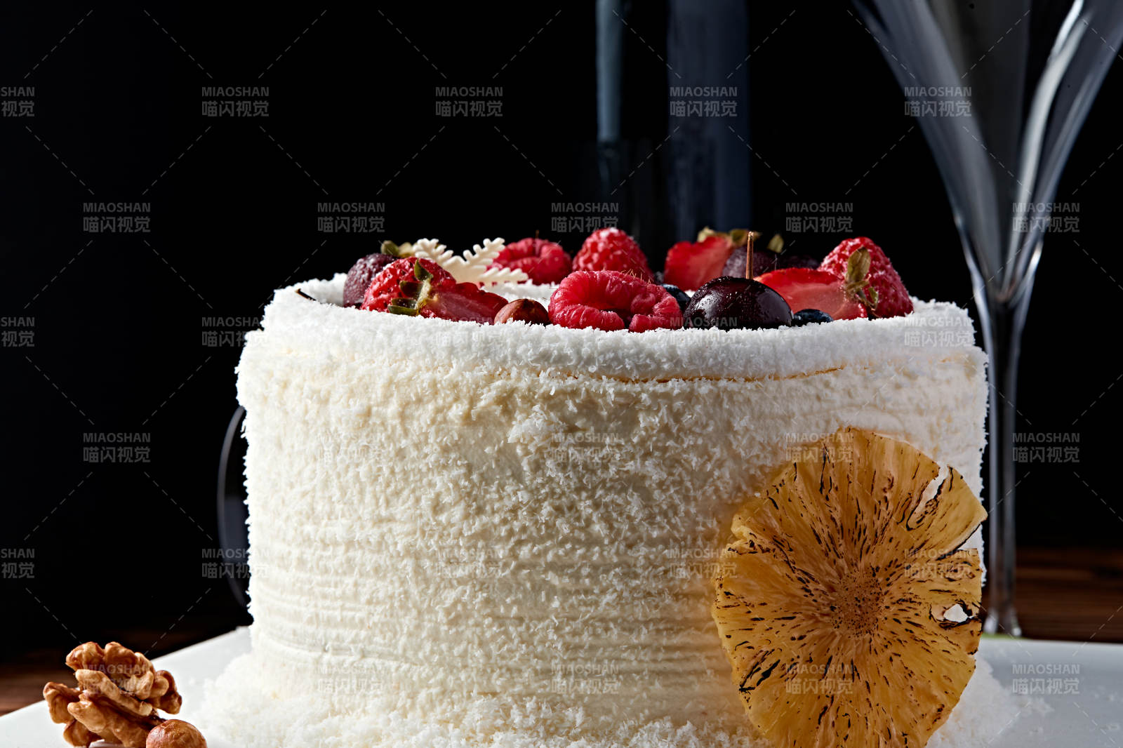 鲜水果椰蓉雪花生日蛋糕-摄影图