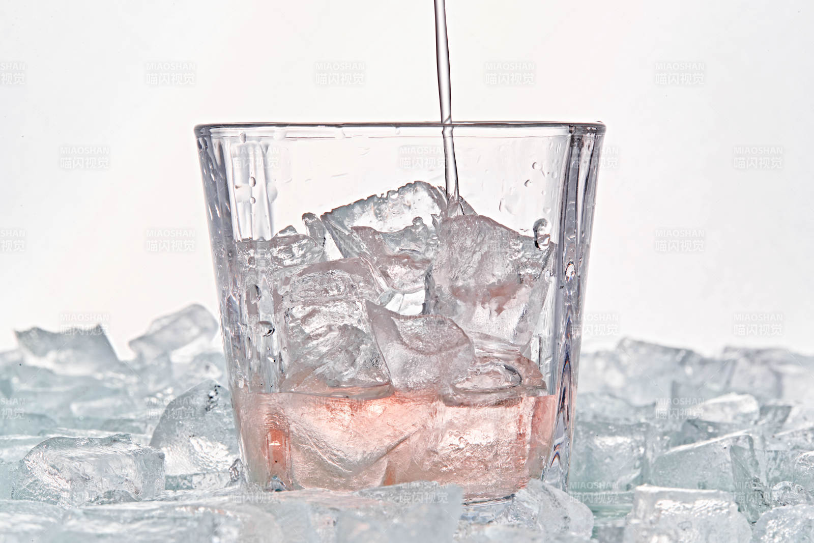布满冰块的酒杯中的清凉桃子味预调酒