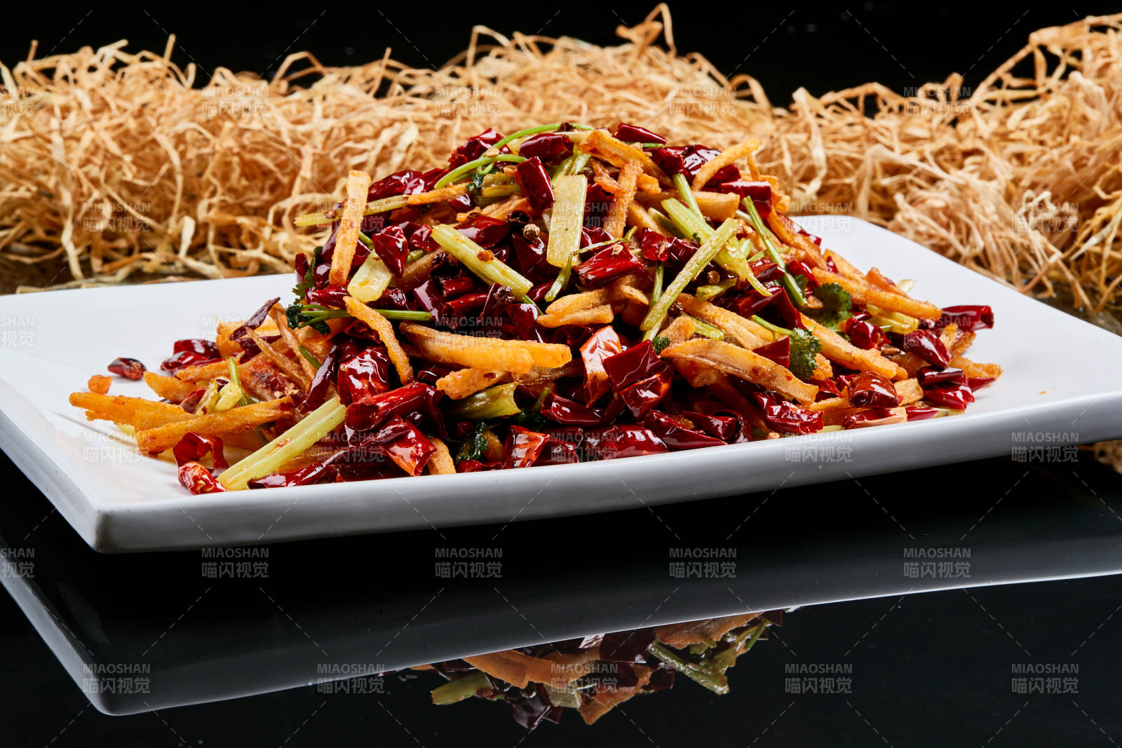 白色瓷盘装的的香辣西芹薯条鱿鱼身-摄影图