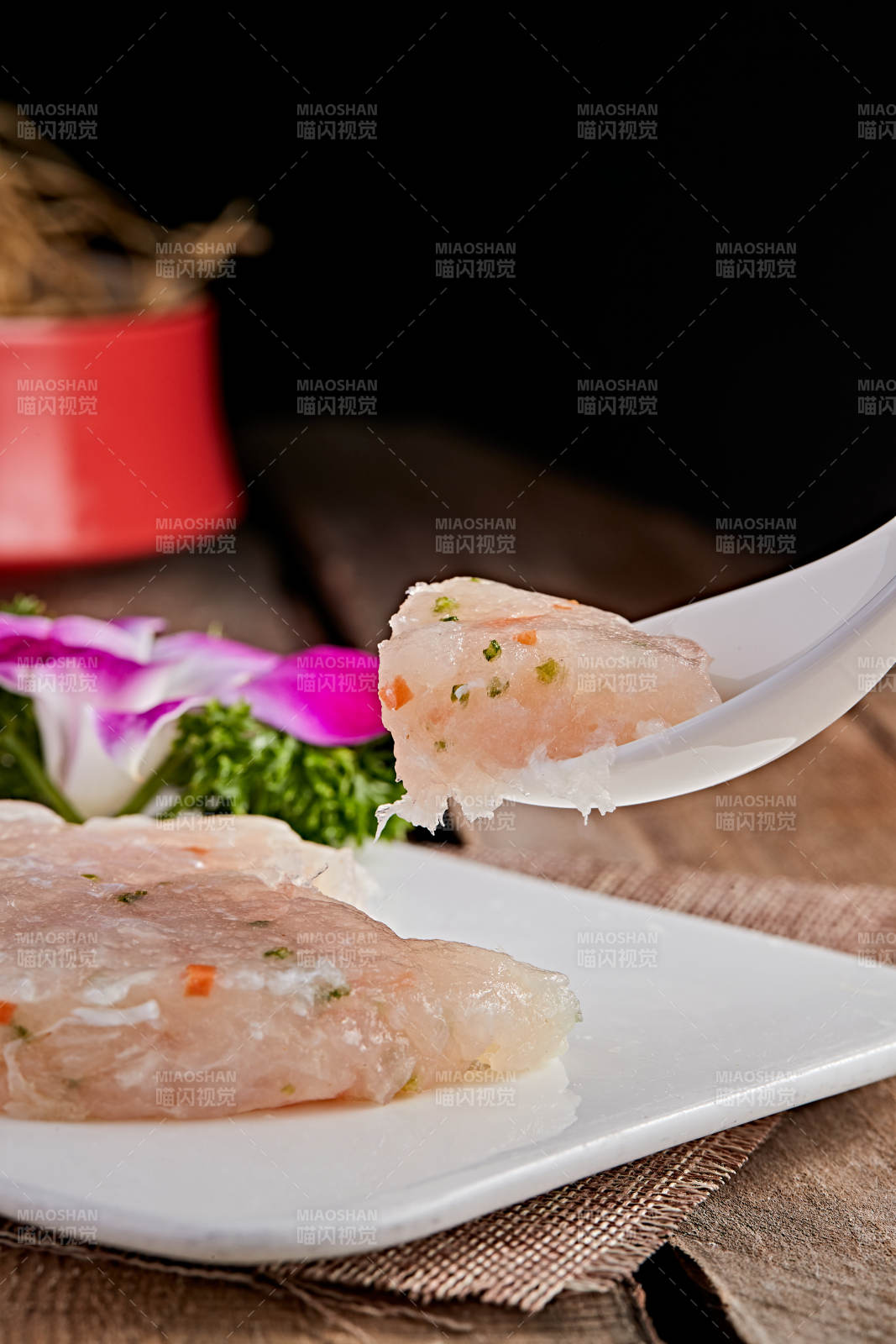 白色瓷盘装的双色鱼虾滑