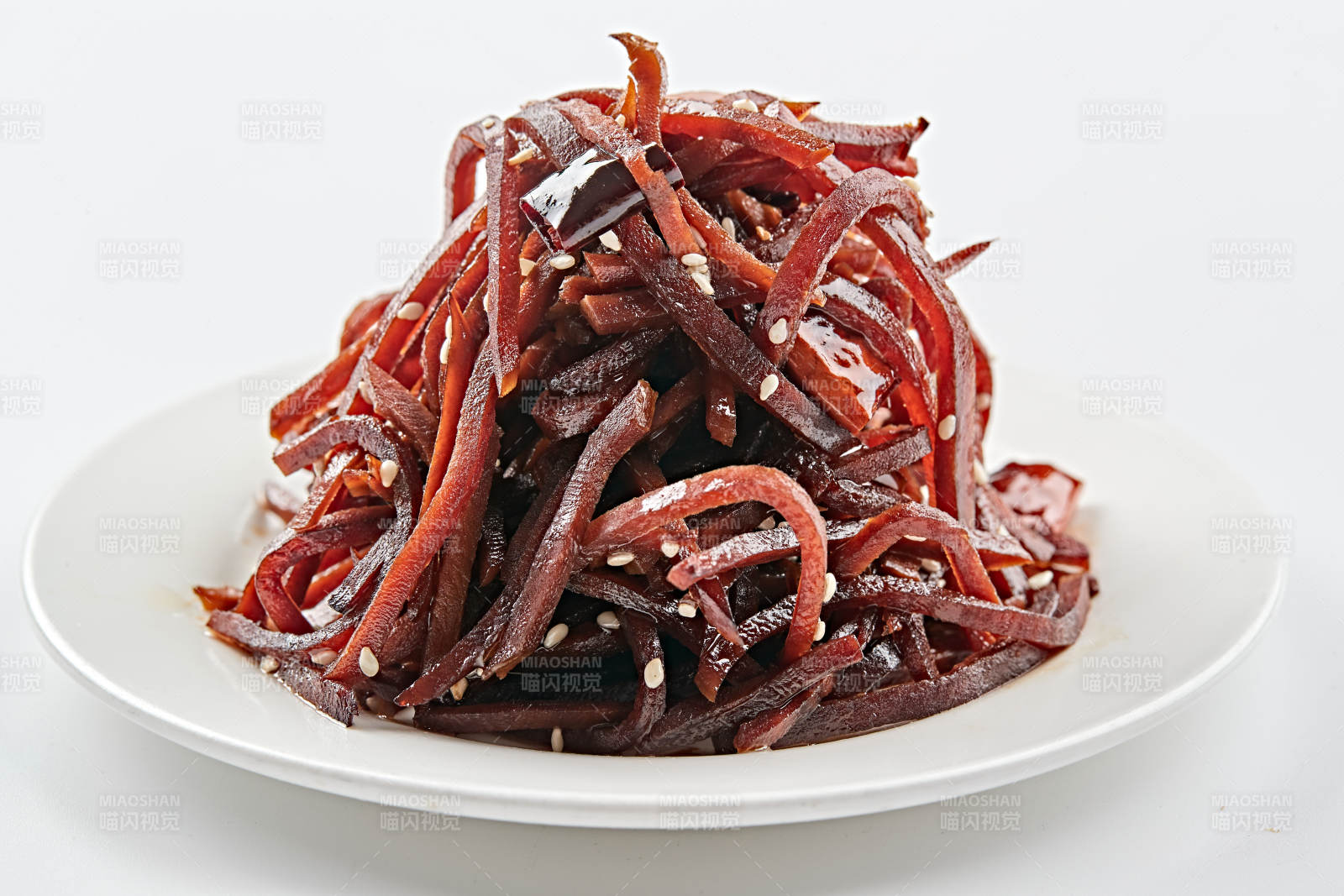 白色瓷盤裝的老北京醬咸菜絲