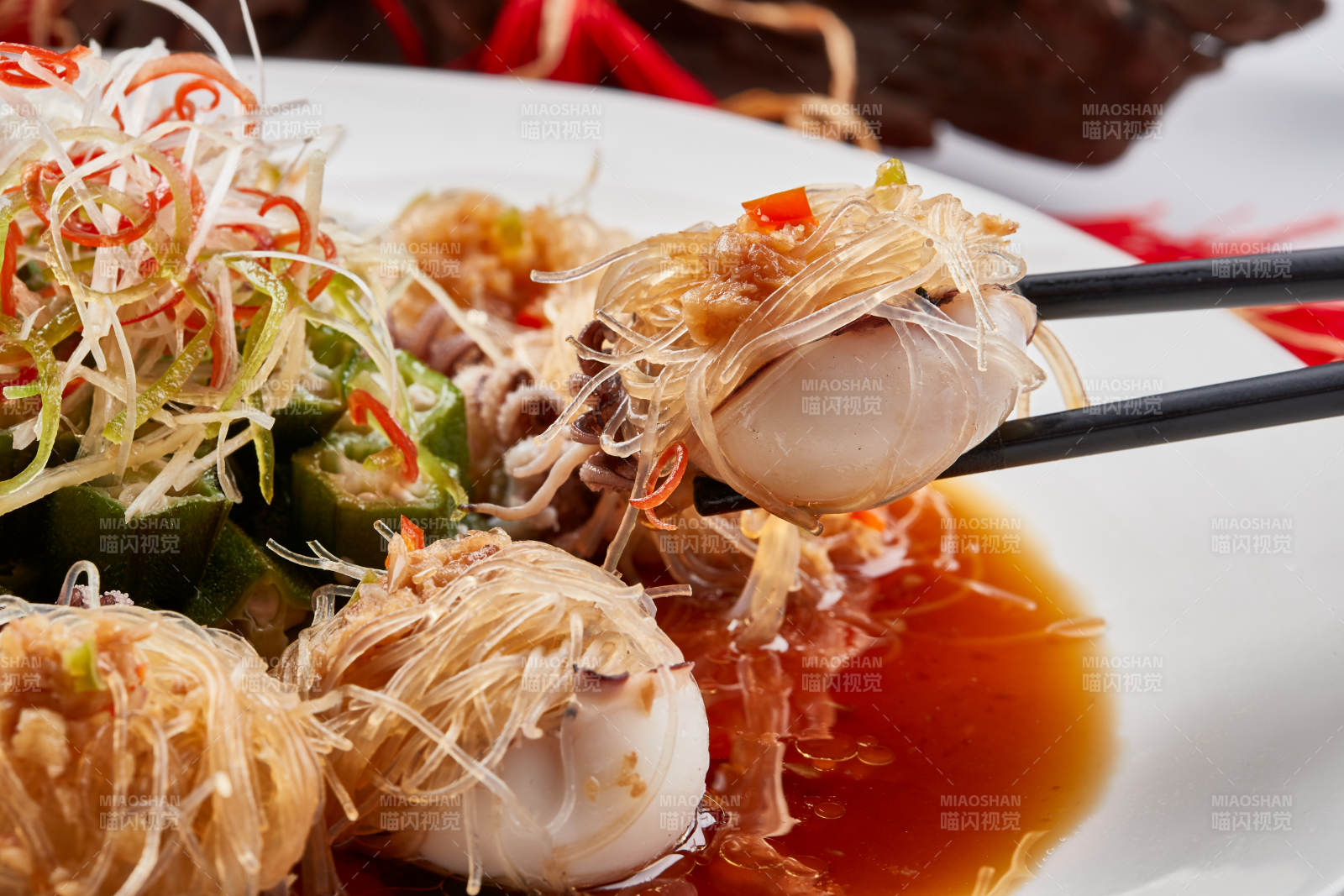 白色瓷盘装的的蒜蓉粉丝蒸籽乌