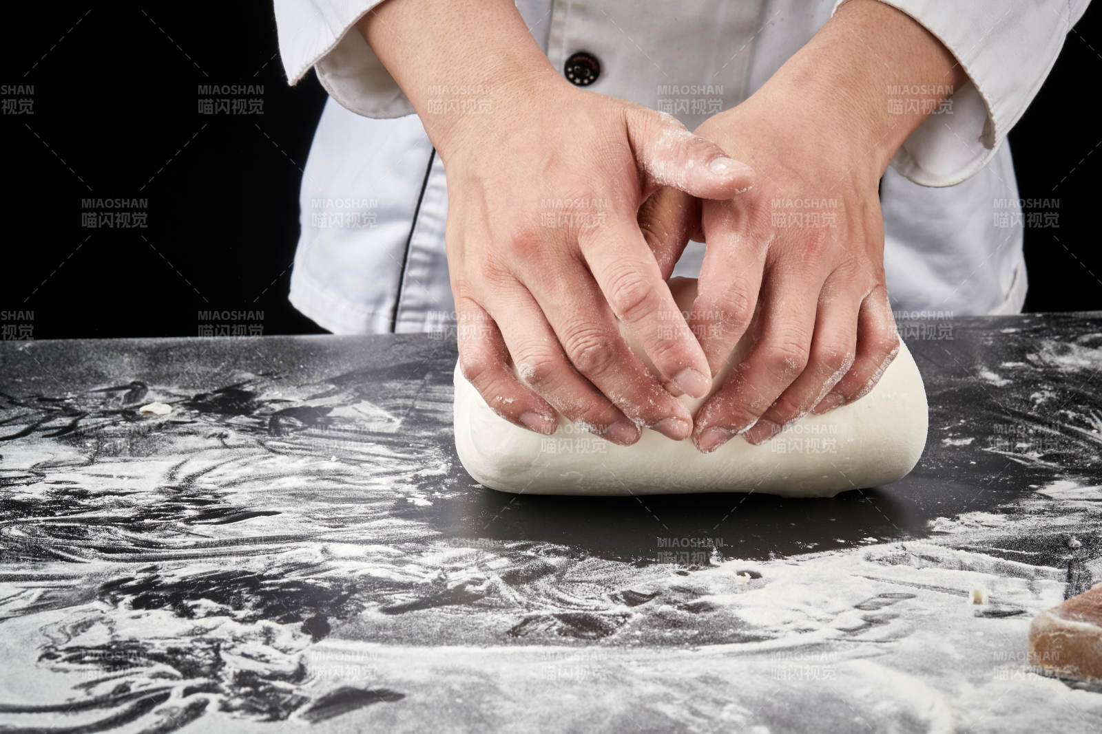 技艺精湛的拉面师在展示拉面制作-摄影图
