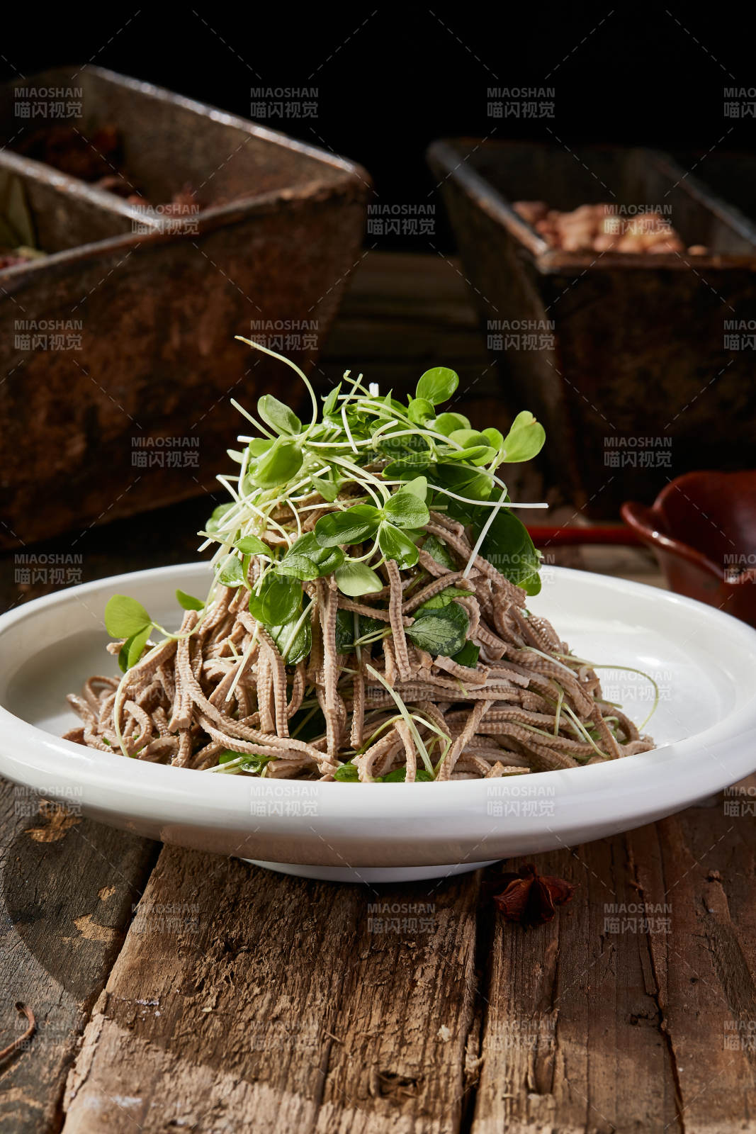 香椿苗凉拌烟熏黑豆腐丝