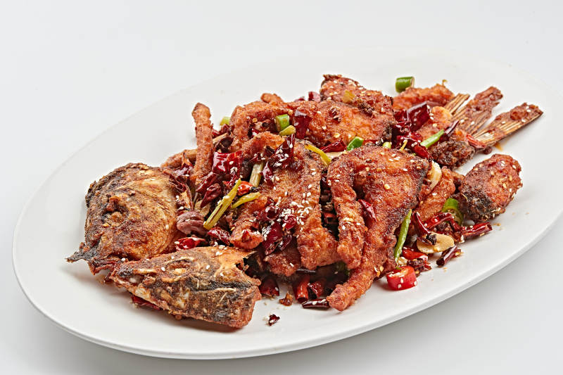 白色瓷盘装的香辣油炸大鲤鱼