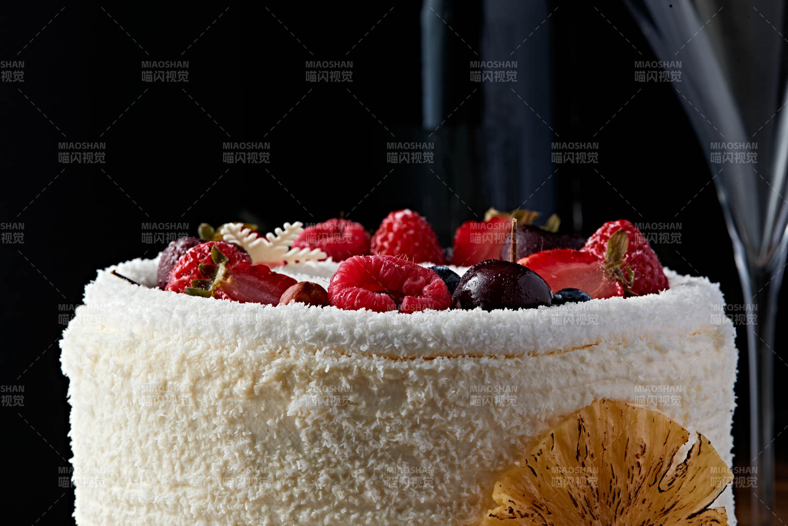 鲜水果椰蓉雪花生日蛋糕-摄影图