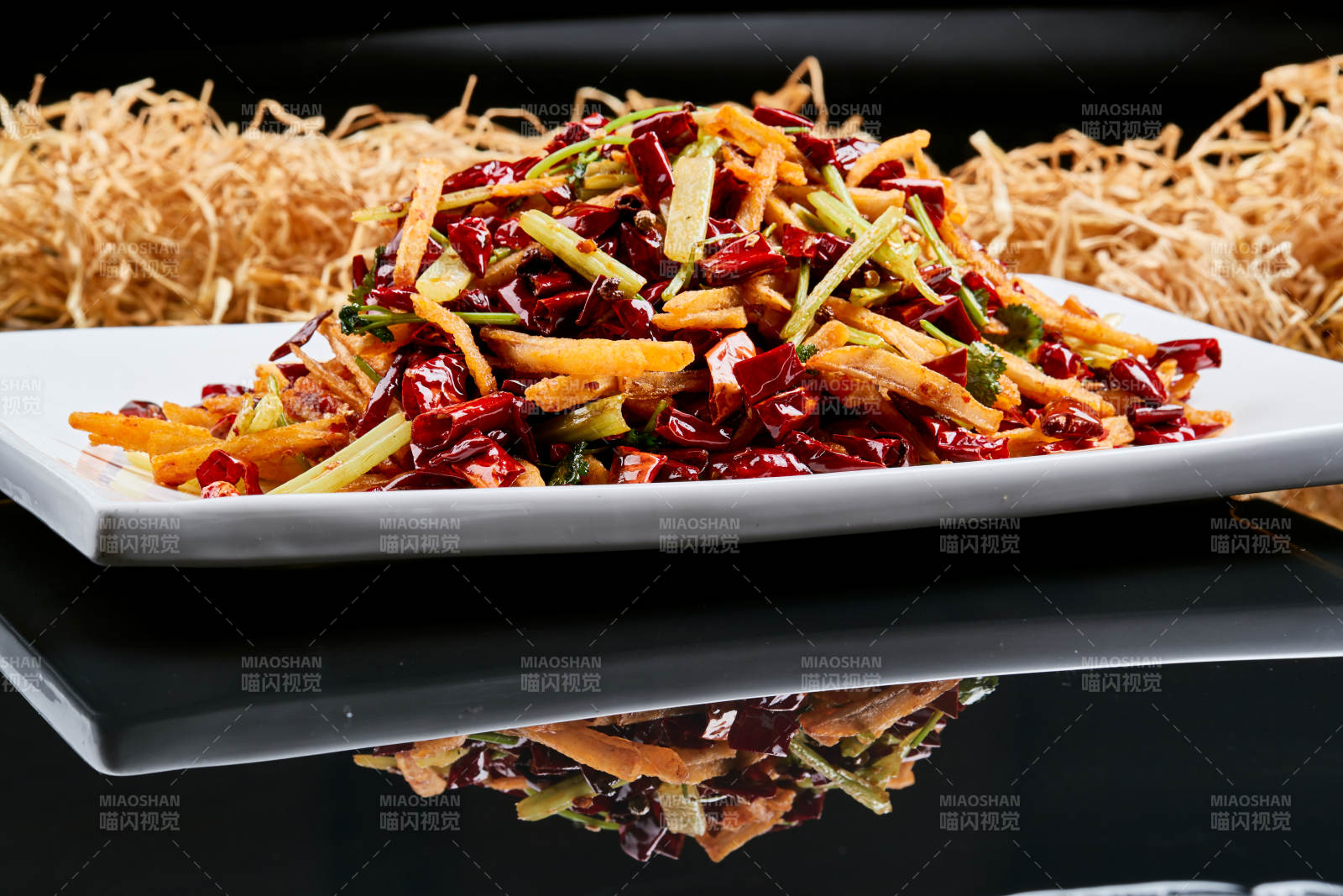 白色瓷盘装的的香辣西芹薯条鱿鱼身-摄影图