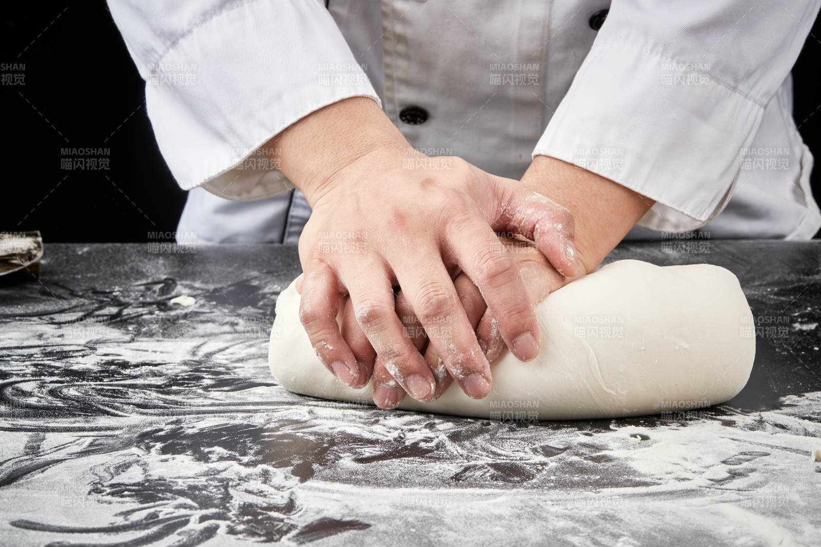 技艺精湛的拉面师在展示拉面制作-摄影图